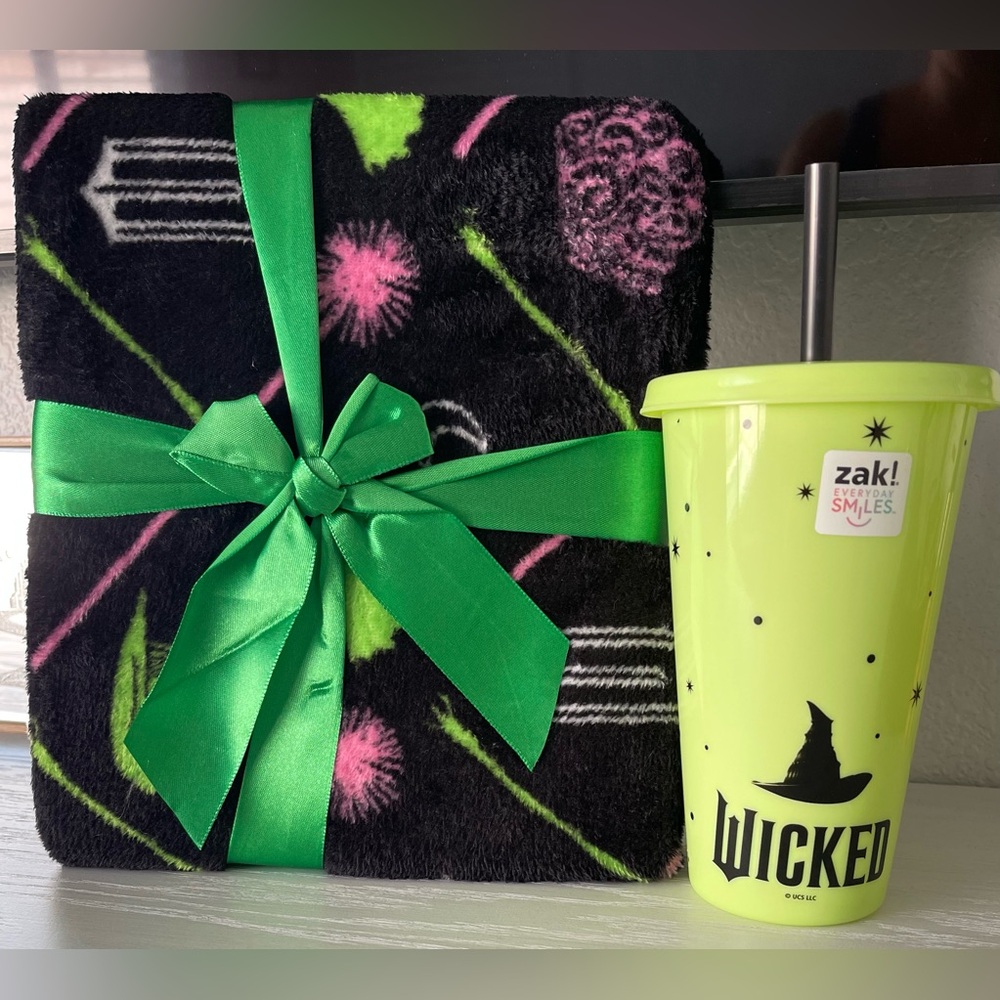 Wicked Elphaba💚 Black throw blanket with Zak! Designs Wicked Tumbler combo